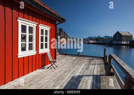 Henningsvaer, Norvegia - agosto 19,2017: il pittoresco porto di pesca in henningsvaer sulle isole Lofoten in Norvegia con rosso tipico degli edifici in legno e piccolo Foto Stock