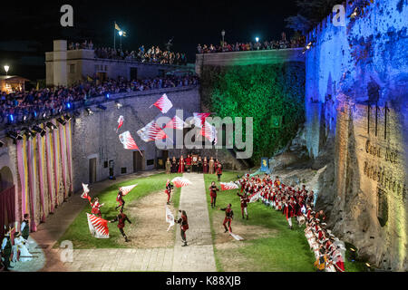 Bandiera di gettare la dimostrazione durante le annuali Giornate Medievali Festival che si tiene a San Marino. Foto Stock