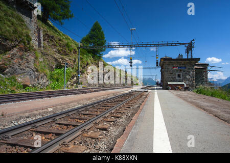 Alp grum, Svizzera - luglio 7,2015: alp grum stazione ferroviaria si trova su la ferrovia del Bernina, tra pontresina, nel cantone dei Grigioni, swi Foto Stock