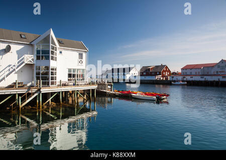 Henningsvaer, Norvegia - agosto 19,2017: il pittoresco porto di pesca in henningsvaer sulle isole Lofoten in Norvegia con rosso tipico degli edifici in legno e piccolo Foto Stock