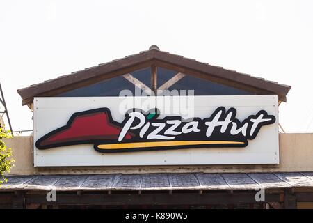 Ayia Napa, Cipro - 25 febbraio 2017: Pizza Hut restaurant sign. Pizza Hut è uno dei principali ristoranti pizza a Cipro. Foto Stock