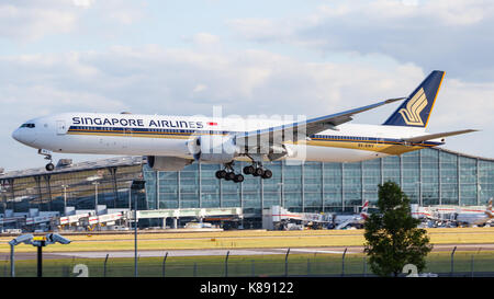 Un Boeing 777 widebody aereo di linea di Singapore Airlines si avvicina all'aeroporto Heathrow di Londra la pista 09l. Foto Stock