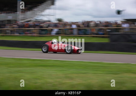 1934 Aston Martin Ulster corre nel Brooklands Trophy la domenica al Goodwood Revival 2017 Meeting, circuito di Goodwood, West Sussex, Regno Unito Foto Stock