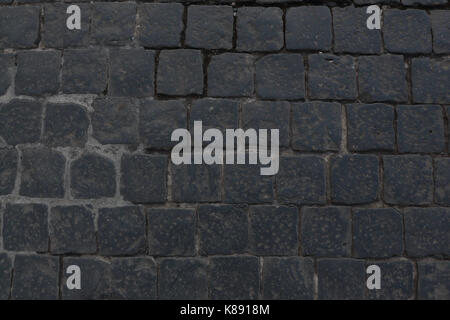 Il basalto pietre per pavimentazione (sanpietrino), closeup. Roma, Italia. Foto Stock