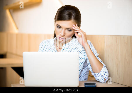 Donna con notebook Foto Stock