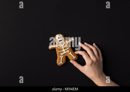 Mano con halloween cookie Foto Stock