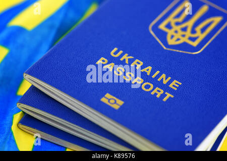 Ucraino passaporti biometrici su national giallo-blu bandiera close-up Foto Stock