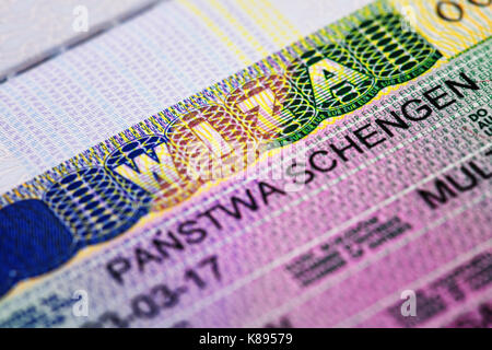 Foto macro di Schengen Visa timbro sul passaporto Foto Stock