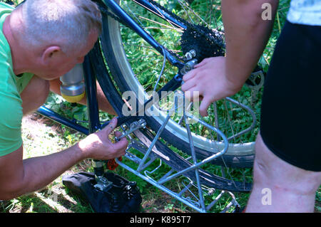 Bike rotto, ruota la puntura, foro della fotocamera per fissare il viaggio Foto Stock