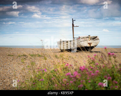 Piccole barche di pescatori sulla spiaggia di aldeburgh. Foto Stock