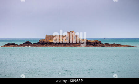 Saint Malo beach, Fort National durante la bassa marea. La Bretagna, in Francia, in Europa. Foto Stock