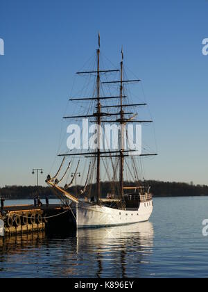 Tall Ship s/v legenda al jetty di una piacevole serata ad Oslo, Norvegia Foto Stock