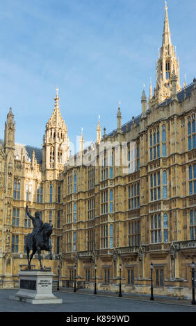 Una statua del re Richard ho ,noto anche come Riccardo Cuor di leone fuori le case del Parlamento europeo a Londra. Foto Stock