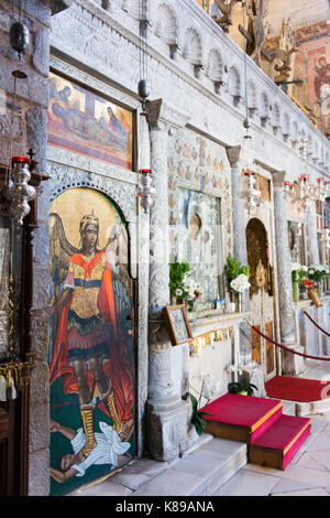 L'iconostasi interno panagia ekatontapiliani, conosciuta anche come la chiesa di 100 porte. una chiesa bizantina risalente al IV secolo d.c. Foto Stock