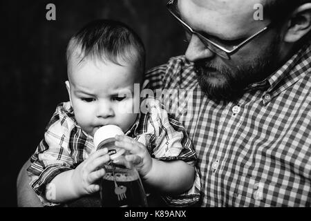 Balck e white family portait padre e baby boy Foto Stock