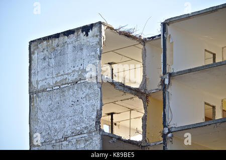 Piano superiore di un abbandonato edificio residenziale nel processo di essere demolita con grandi fori nei muri Foto Stock