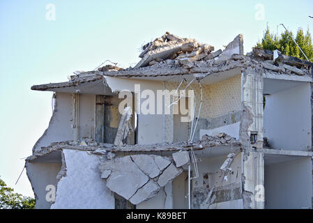 La rovina di un parzialmente demolita appartamento edificio (piano superiore) Foto Stock