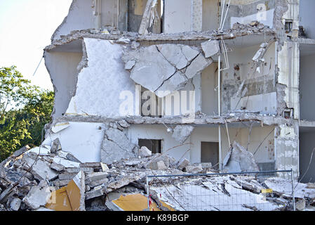 La rovina di un parzialmente demolita appartamento edificio (piano terra) Foto Stock