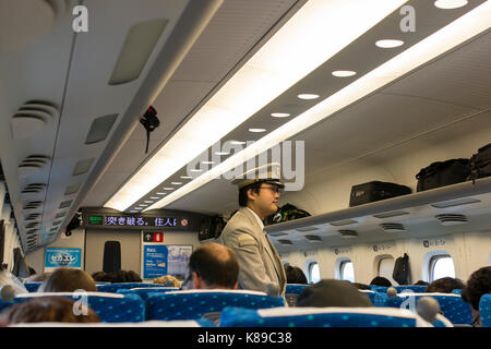 Interior colpo di shinkansen o treno bullet con un conduttore durante un viaggio tra Kyoto e Tokyo, in Giappone. Foto Stock