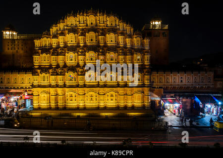 Jaipur, India - circa novembre 2016: Hawa Mahal conosciuto anche come il palazzo dei venti a Jaipur, la città rosa di notte. Il palazzo è molto popolare di Tor Foto Stock