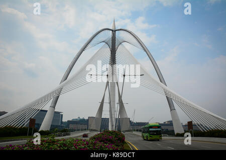 Putrajaya, Malesia - 7 lug 2015. vista seri perdana ponte in putrajaya, Malaysia. è un 370m lungo ponte che è costruito attraverso il lago in putr Foto Stock