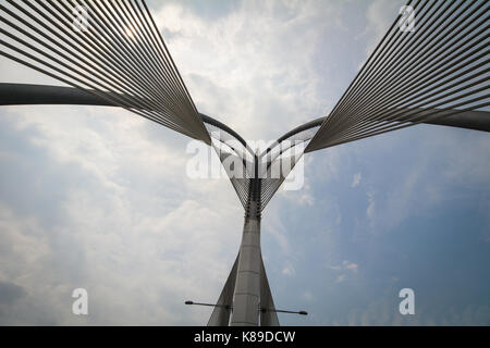 Putrajaya, Malesia - 7 lug 2015. top di seri perdana ponte in putrajaya, Malaysia. è un 370m lungo ponte che è costruito attraverso il lago in putra Foto Stock