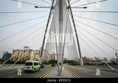 Putrajaya, Malesia - 7 lug 2015. su vetture seri perdana ponte in putrajaya, Malaysia. è un 370m lungo ponte che è costruito attraverso il lago in Foto Stock