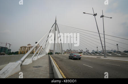 Putrajaya, Malesia - 7 lug 2015. veicoli eseguito su seri perdana ponte in putrajaya, Malaysia. è un 370m lungo ponte che è costruito attraverso il lago Foto Stock