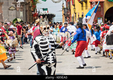 Lo scheletro re conduce una processione di ballerini in costume attraverso il jardin allende durante un bambini sfilano per celebrare il giorno dell indipendenza messicana celebrazioni settembre 17, 2017 in San Miguel De Allende, Messico. Foto Stock