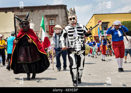 Lo scheletro re conduce una processione di ballerini in costume attraverso il jardin allende durante un bambini sfilano per celebrare il giorno dell indipendenza messicana celebrazioni settembre 17, 2017 in San Miguel De Allende, Messico. Foto Stock