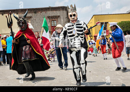 Lo scheletro re conduce una processione di ballerini in costume attraverso il jardin allende durante un bambini sfilano per celebrare il giorno dell indipendenza messicana celebrazioni settembre 17, 2017 in San Miguel De Allende, Messico. Foto Stock