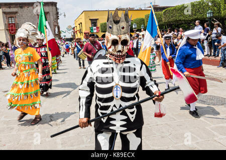 Lo scheletro re conduce una processione di ballerini in costume attraverso il jardin allende durante un bambini sfilano per celebrare il giorno dell indipendenza messicana celebrazioni settembre 17, 2017 in San Miguel De Allende, Messico. Foto Stock