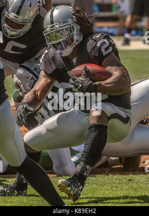 17 settembre 2017: Oakland Raiders running back Marshawn Lynch (24) gira su Domenica, 17 settembre 2017, a Oakland-Alameda County Coliseum a Oakland, in California. I raider hanno sconfitto i getti 45-20. Al di Golub/CSM Foto Stock