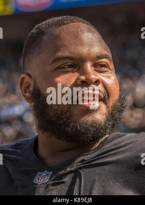 17 settembre 2017: Oakland Raiders offensive affrontare Vadal Alexander (74) Domenica, 17 settembre 2017, a Oakland-Alameda County Coliseum a Oakland, in California. I raider hanno sconfitto i getti 45-20. Al di Golub/CSM Foto Stock