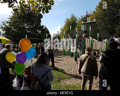 I bambini la giornata mondiale. I bambini partecipare a giochi e lotterie, imparare cose nuove o semplicemente giocare per ottenere dei Regali, dolciumi e negozio di souvenir. I genitori e gli adulti aiutare i giovani di tutto il mondo Foto Stock