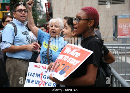 New York, Stati Uniti d'America. Xviii Sep, 2017. Il 72nd. Sessione ordinaria dell'Assemblea generale delle Nazioni unite (AGNU 72) convocato presso la sede delle Nazioni Unite di martedì, 12 settembre 2017 e verrà eseguito al 19 settembre 2018. Protezione pesante ha limitato le manifestazioni di protesta e dimostranti a diversi isolati di distanza dalla sede delle Nazioni Unite a New Yorks' First Avenue. Credito: G. Ronald Lopez /DigiPixsAgain.us/Alamy Live News Foto Stock