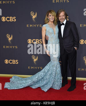 Los Angeles, Stati Uniti d'America. Xvii Sep, 2017. Felicity Huffman, William h. macy 181 arrivando alla sessantanovesima annuale di Emmy awards presso il teatro di Microsoft. in Los Angeles. 17 settembre 2017 credit: tsuni/USA/alamy live news Foto Stock