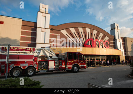 In Pennsylvania, Stati Uniti d'America. 18 settembre, 2017. harmonville fire azienda torre 44 risponde per allarme incendio a amc movie theater durante una visualizzazione avanzata del nuovo lego ninjango filmato. Credito: kelleher fotografia/alamy live news Foto Stock