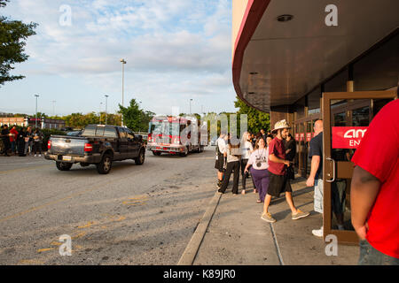 In Pennsylvania, Stati Uniti d'America. 18 settembre, 2017. harmonville fire azienda torre 44 risponde per allarme incendio a amc movie theater durante una visualizzazione avanzata del nuovo lego ninjango filmato. Credito: kelleher fotografia/alamy live news Foto Stock