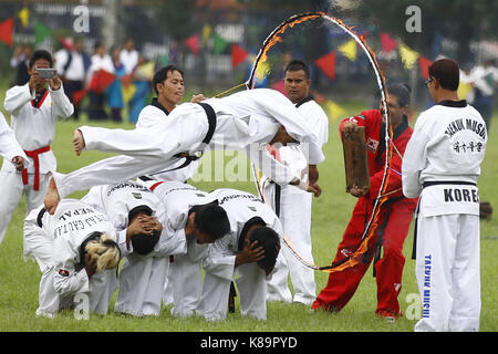 Kathmandu, Nepal. Xix Sep, 2017. atleti nepalese di dimostrare la loro abilità durante celebrazioni per contrassegnare il Nepal il giorno di costituzione presso il padiglione dell'esercito a Kathmandu, Nepal martedì, 19 settembre 2017. Credito: skanda gautam/zuma filo/alamy live news Foto Stock