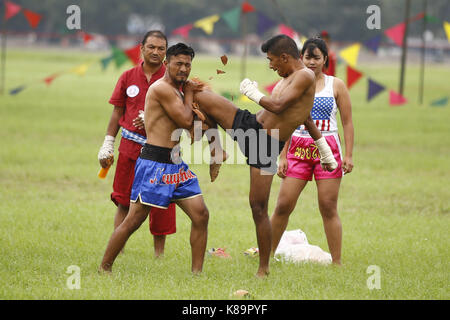 Kathmandu, Nepal. Xix Sep, 2017. atleti nepalese di dimostrare la loro abilità durante celebrazioni per contrassegnare il Nepal il giorno di costituzione presso il padiglione dell'esercito a Kathmandu, Nepal martedì, 19 settembre 2017. Credito: skanda gautam/zuma filo/alamy live news Foto Stock