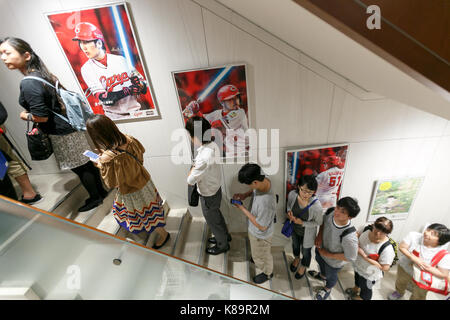 Tokyo, Giappone. Xix Sep, 2017. hiroshima carp squadra di baseball linea di ventole fino a Hiroshima shop del marchio tau in ginza il 19 settembre 2017, Tokyo, Giappone. centinaia di fan di carpe schierate dalla mattina presto acquistare speciali vittoria di t-shirt dopo Hiroshima ha vinto la sua seconda dritto central league titolo battendo il hanshin tigers 3-2 lunedì pomeriggio, 18 settembre. Credito: rodrigo reyes marin/aflo/alamy live news Foto Stock