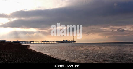 Brighton, Regno Unito. Xix Sep, 2017. uk meteo. la mattina presto il sole e le nuvole scure pick fuori del Palazzo sul molo di Brighton Seafront credito: simon dack/alamy live news Foto Stock