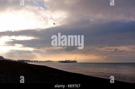 Brighton, Regno Unito. Xix Sep, 2017. uk meteo. la mattina presto il sole e le nuvole scure pick fuori del Palazzo sul molo di Brighton Seafront credito: simon dack/alamy live news Foto Stock