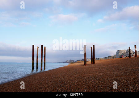 Brighton, Regno Unito. Xix Sep, 2017. uk meteo. una miscela di sole e nuvole scure questa mattina lungo la Brighton e Hove lungomare credito: simon dack/alamy live news Foto Stock