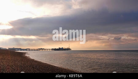 Brighton, Regno Unito. Xix Sep, 2017. uk meteo. la mattina presto il sole e le nuvole scure pick fuori del Palazzo sul molo di Brighton Seafront credito: simon dack/alamy live news Foto Stock