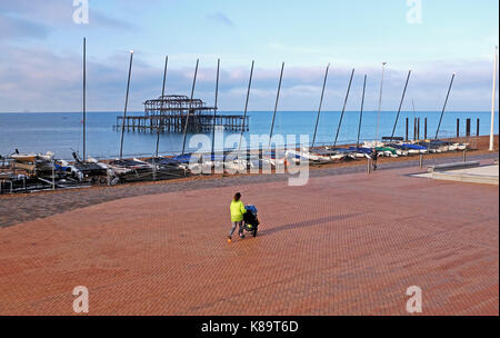 Brighton, Regno Unito. Xix Sep, 2017. uk meteo. Il Molo Ovest di Brighton spicca su una tranquilla mattina con una miscela di sole e nuvole scure sulla costa sud credito: simon dack/alamy live news Foto Stock