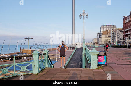 Brighton, Regno Unito. Xix Sep, 2017. uk meteo. un inizio di mattina runner prende in vista lungo la Brighton Seafront come calma meteo con sole e nuvole scure si diffonde lungo la costa sud credito: simon dack/alamy live news Foto Stock