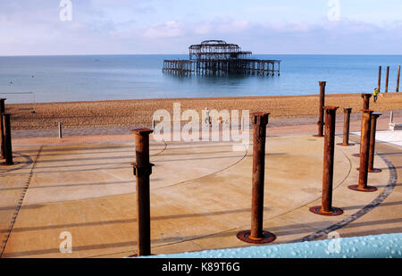 Brighton, Regno Unito. Xix Sep, 2017. uk meteo. un runner con il suo cane passa da brighton il molo Ovest al mattino presto sunshine credito: simon dack/alamy live news Foto Stock