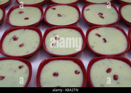 Almond phirni in plastica rosso bocce Foto Stock